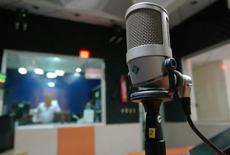 Micro-moments audio : La stratégie de contenu pour podcasts et assistants vocaux.